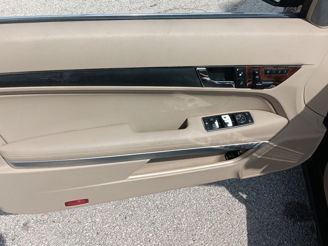 Mercedes-Benz E-Class Vehicle Full-screen Gallery Image 13