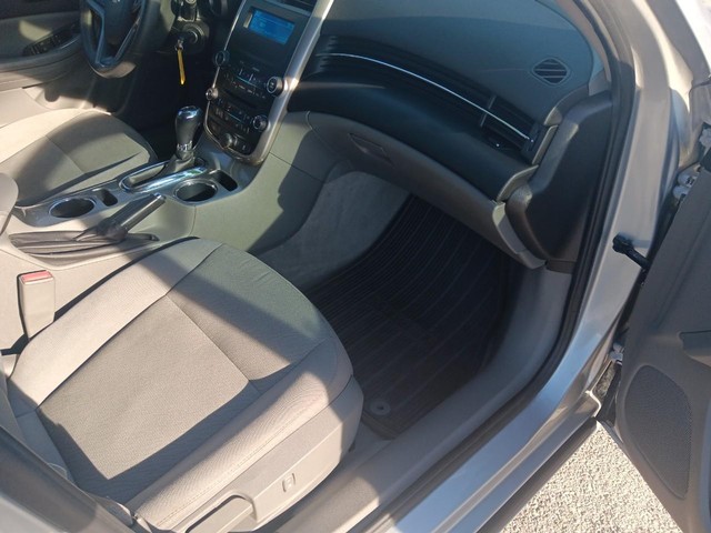 Chevrolet Malibu Vehicle Full-screen Gallery Image 05