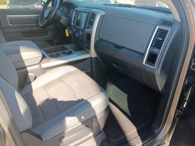 Ram 1500 Vehicle Full-screen Gallery Image 5