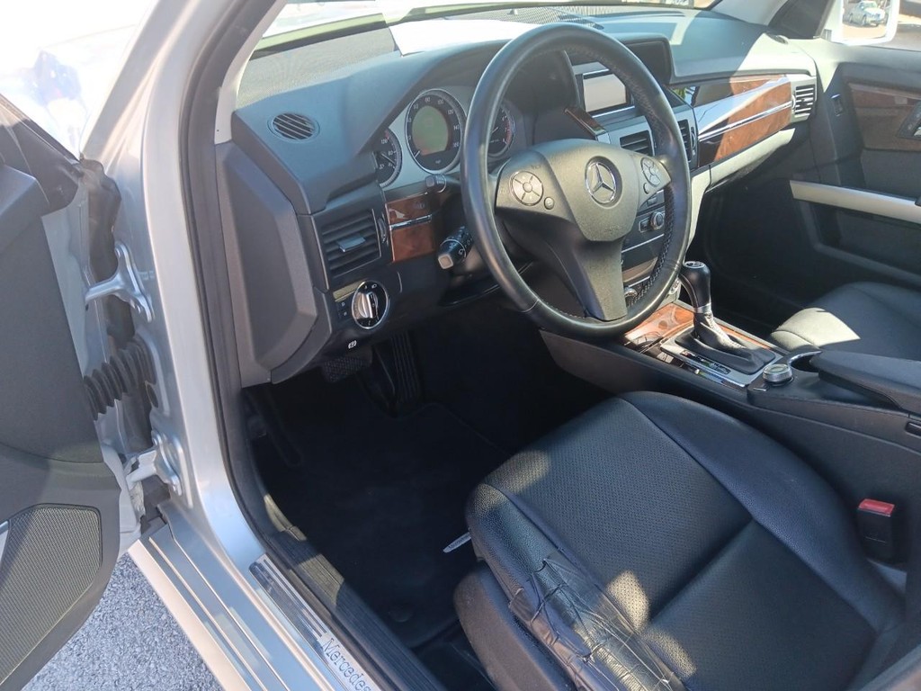 Mercedes-Benz GLK-Class Vehicle Full-screen Gallery Image 08