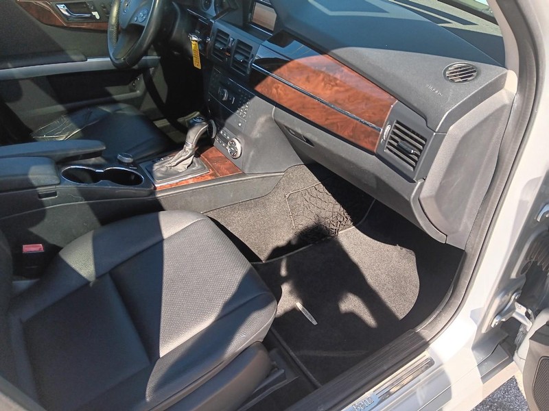 Mercedes-Benz GLK-Class Vehicle Full-screen Gallery Image 05