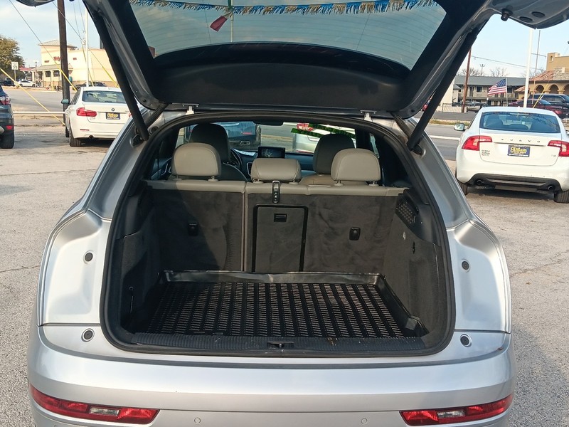 Audi Q3 Vehicle Full-screen Gallery Image 05