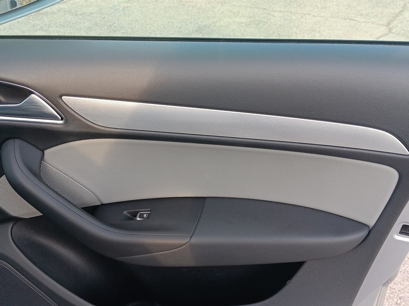 Audi Q3 Vehicle Full-screen Gallery Image 10