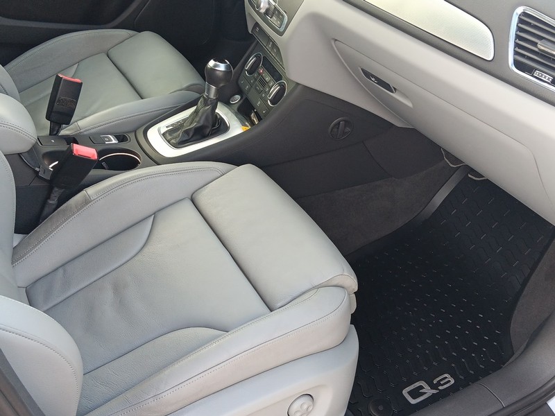 Audi Q3 Vehicle Full-screen Gallery Image 11