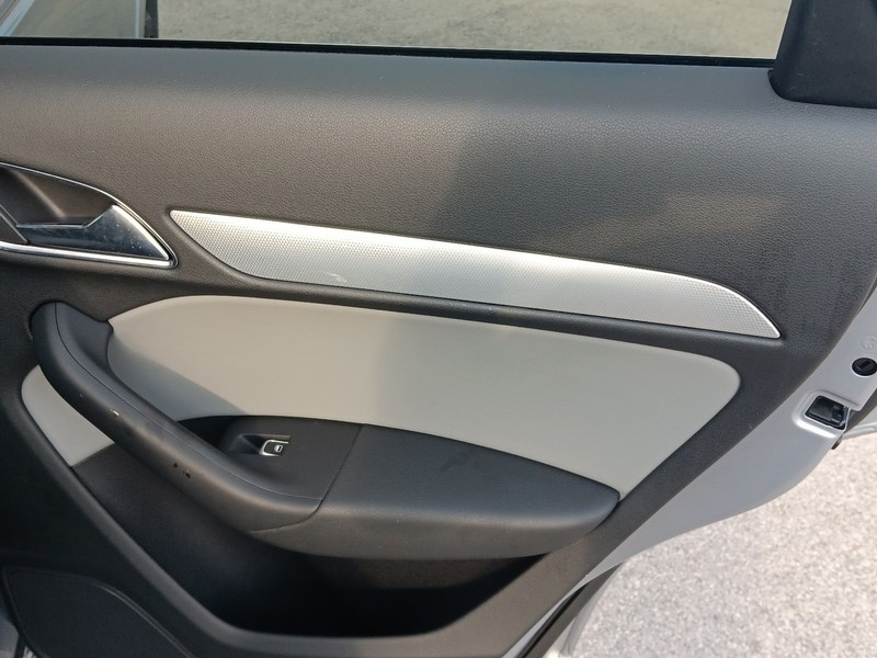 Audi Q3 Vehicle Full-screen Gallery Image 12