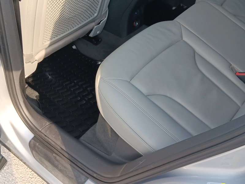 Audi Q3 Vehicle Full-screen Gallery Image 15