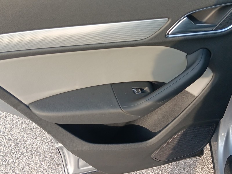 Audi Q3 Vehicle Full-screen Gallery Image 16