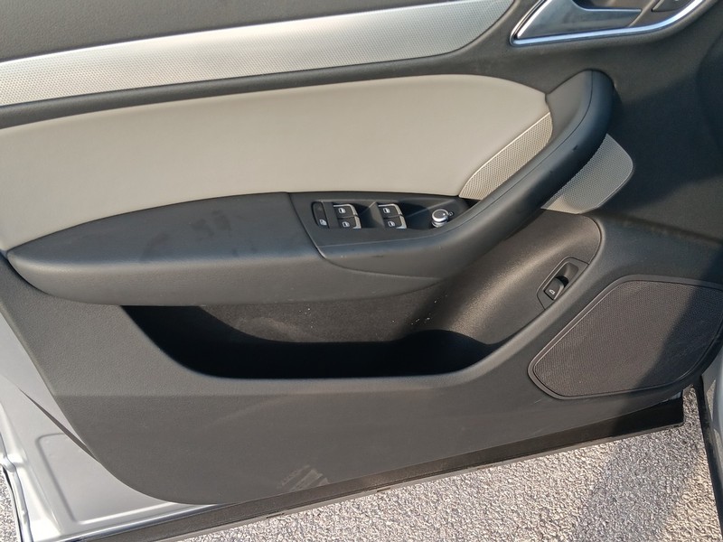 Audi Q3 Vehicle Full-screen Gallery Image 17