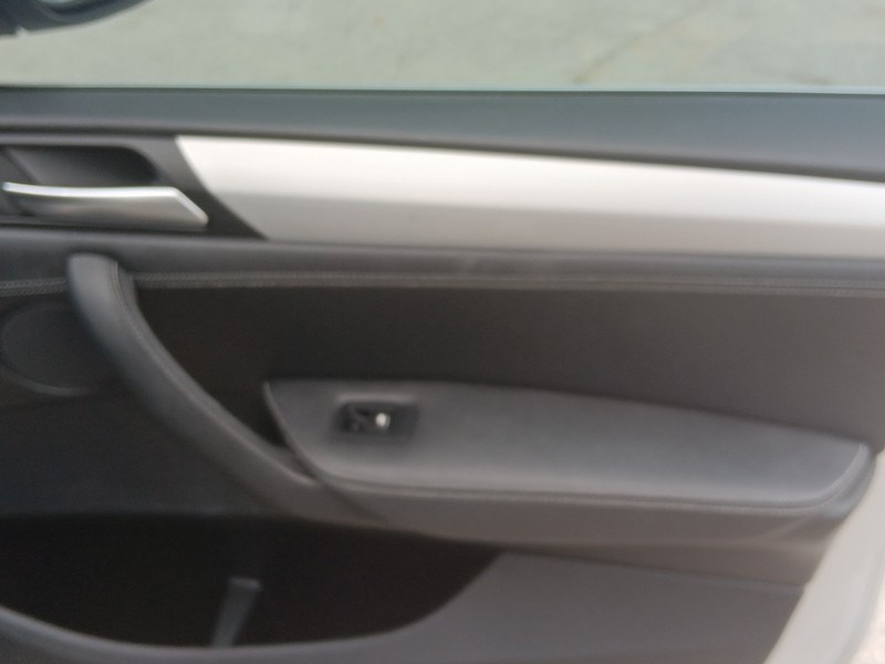 BMW X3 Vehicle Full-screen Gallery Image 09