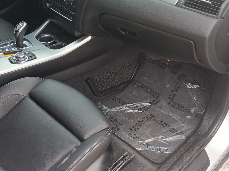 BMW X3 Vehicle Full-screen Gallery Image 10