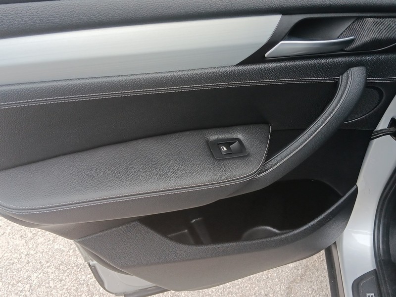 BMW X3 Vehicle Full-screen Gallery Image 13