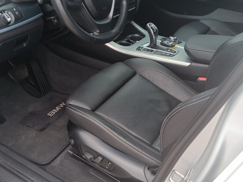 BMW X3 Vehicle Full-screen Gallery Image 15