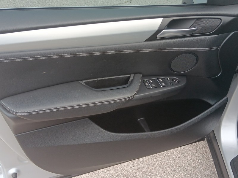 BMW X3 Vehicle Full-screen Gallery Image 16