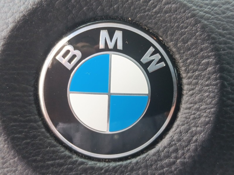 BMW X3 Vehicle Full-screen Gallery Image 21