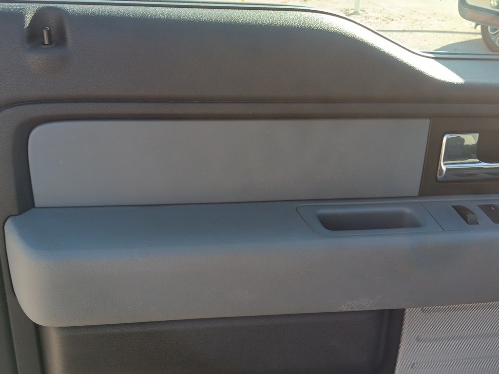 Ford F-150 Vehicle Full-screen Gallery Image 17