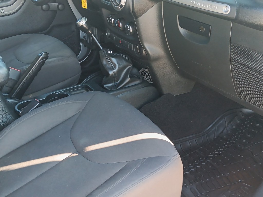 Jeep Wrangler Vehicle Full-screen Gallery Image 8