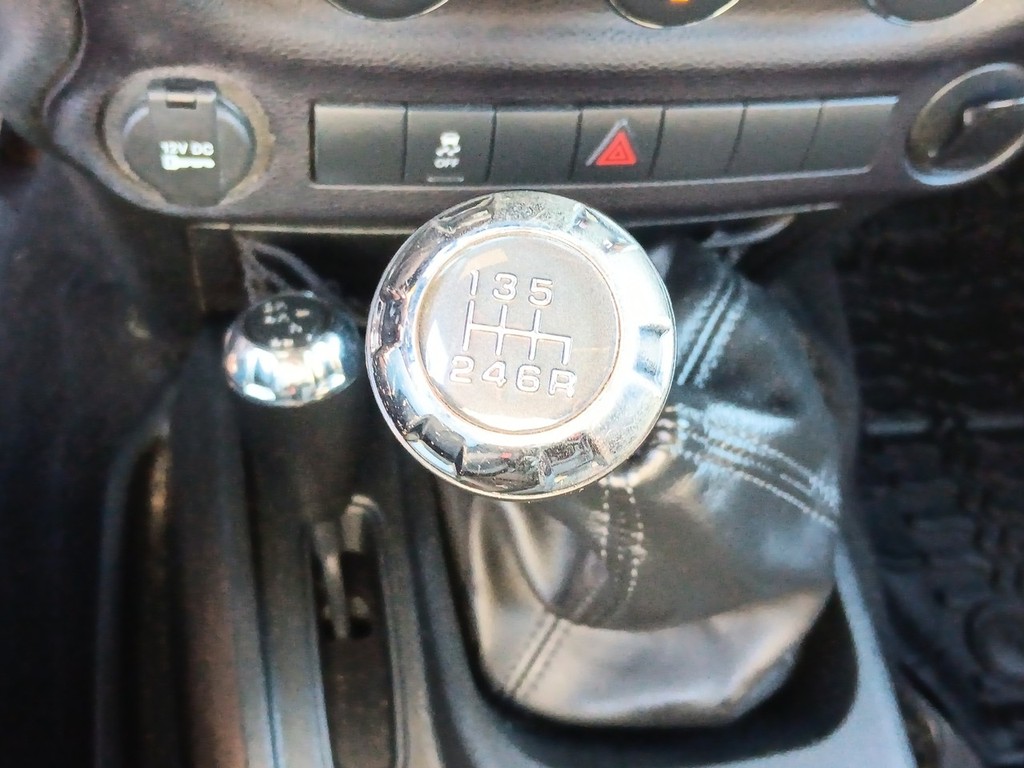 Jeep Wrangler Vehicle Full-screen Gallery Image 18