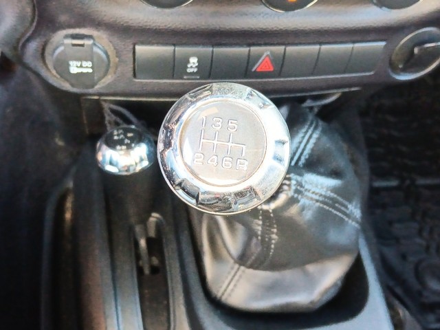 Jeep Wrangler Vehicle Full-screen Gallery Image 18