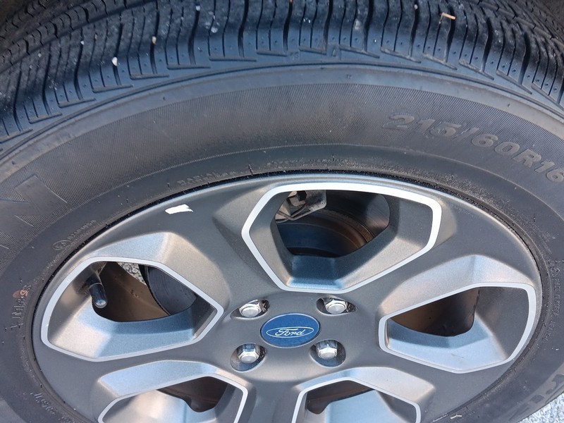 Ford EcoSport Vehicle Full-screen Gallery Image 13