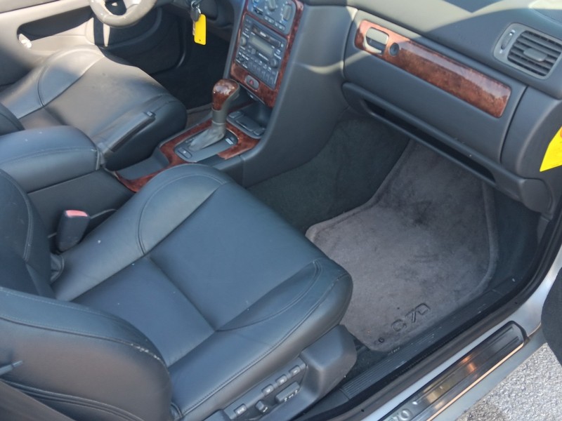 Volvo C70 Vehicle Full-screen Gallery Image 9