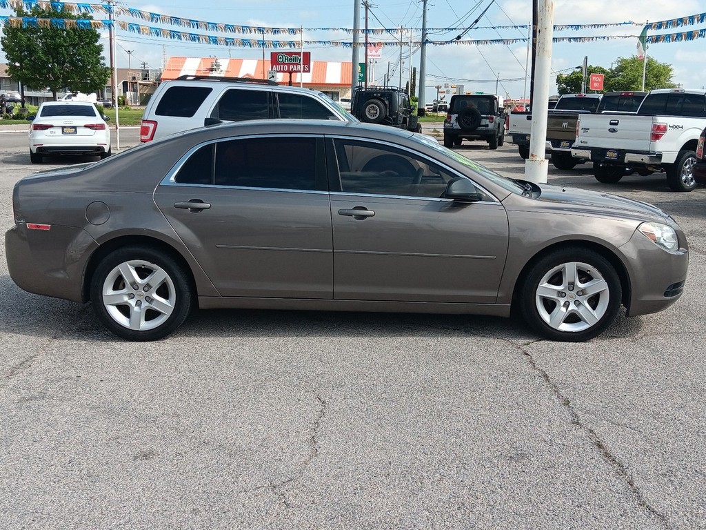 Chevrolet Malibu Vehicle Full-screen Gallery Image 2