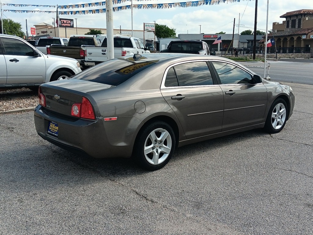 Chevrolet Malibu Vehicle Full-screen Gallery Image 3