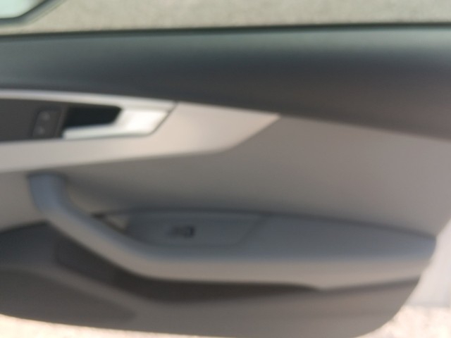 Audi A4 Vehicle Full-screen Gallery Image 9
