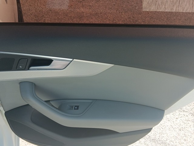 Audi A4 Vehicle Full-screen Gallery Image 11