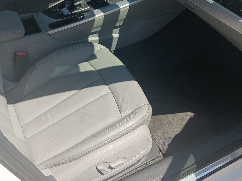 Audi A4 Vehicle Full-screen Gallery Image 10