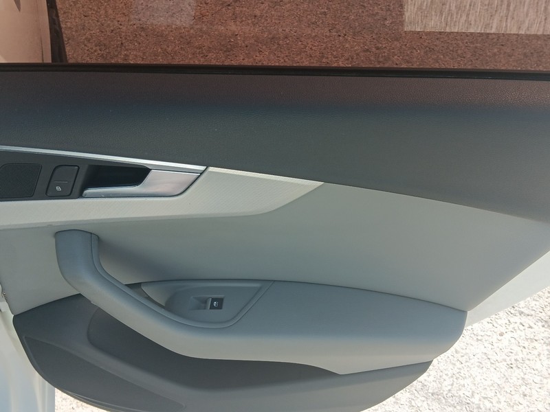 Audi A4 Vehicle Full-screen Gallery Image 11