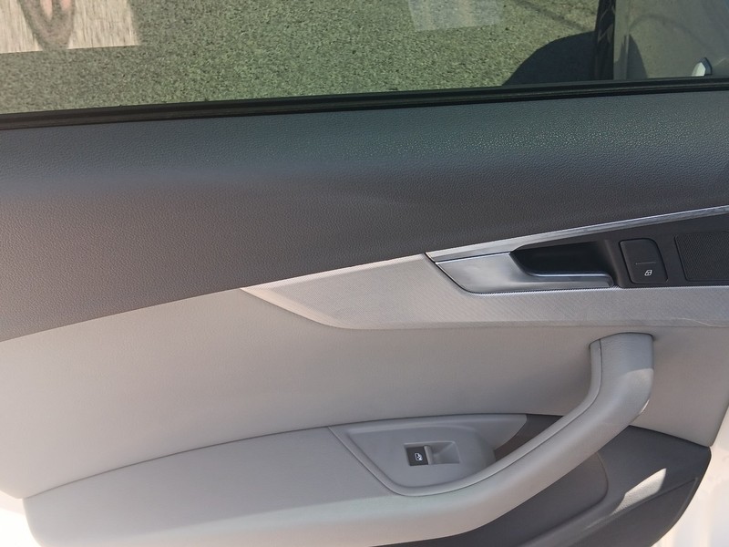 Audi A4 Vehicle Full-screen Gallery Image 13