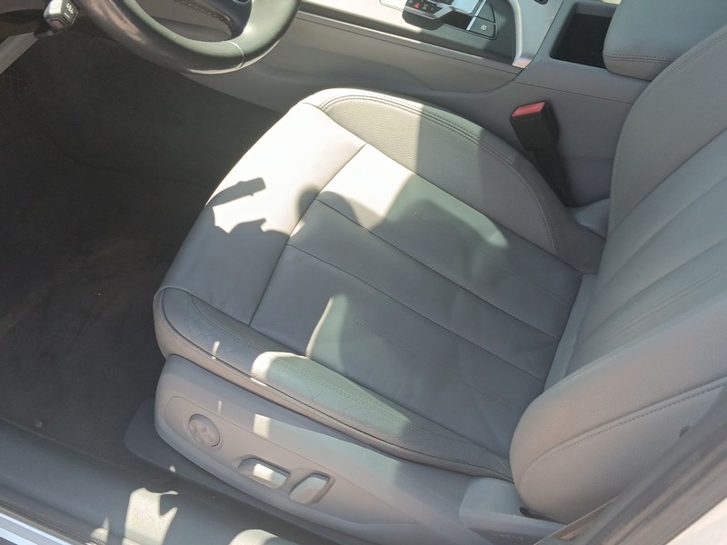 Audi A4 Vehicle Full-screen Gallery Image 16