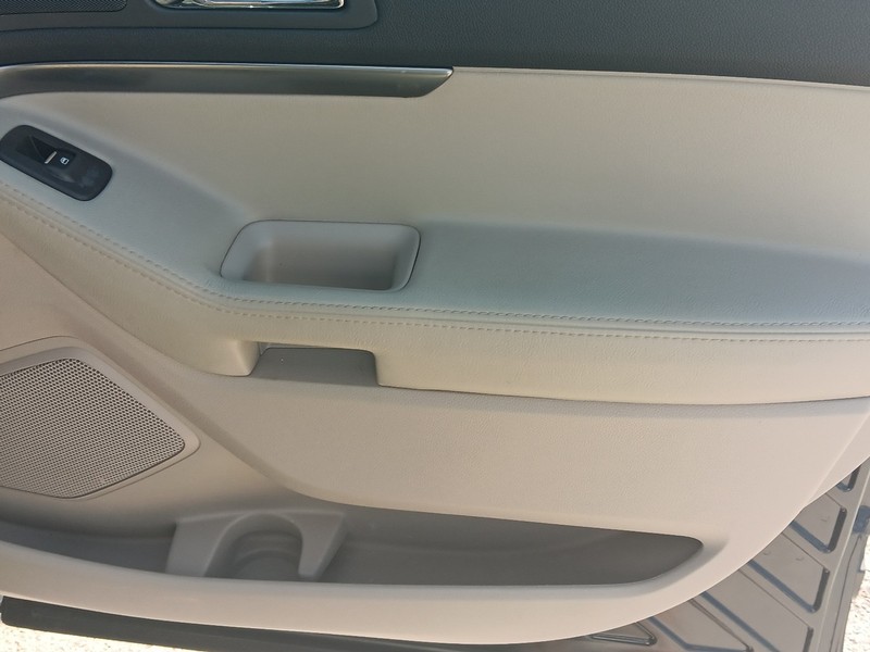 Ford Explorer Vehicle Full-screen Gallery Image 8