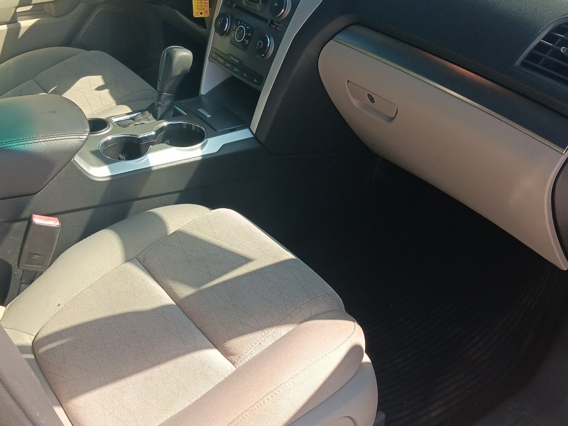 Ford Explorer Vehicle Full-screen Gallery Image 9