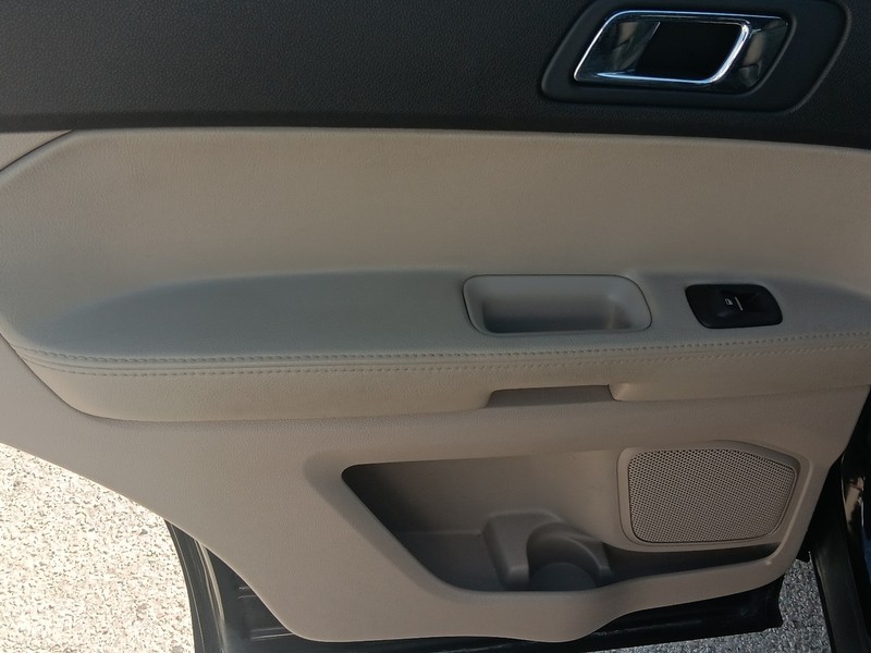 Ford Explorer Vehicle Full-screen Gallery Image 13