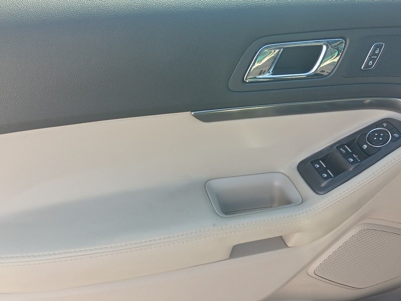 Ford Explorer Vehicle Full-screen Gallery Image 15