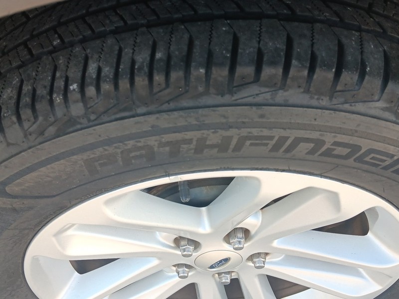 Ford Explorer Vehicle Full-screen Gallery Image 16