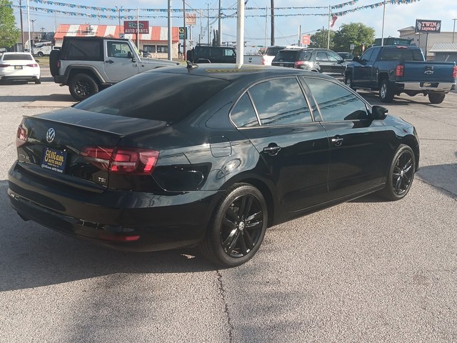 Volkswagen Jetta Vehicle Full-screen Gallery Image 3