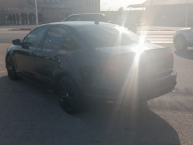 Volkswagen Jetta Vehicle Full-screen Gallery Image 5