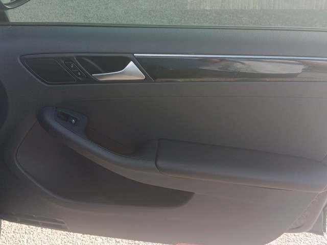 Volkswagen Jetta Vehicle Full-screen Gallery Image 9