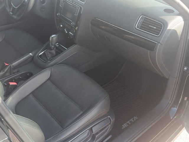 Volkswagen Jetta Vehicle Full-screen Gallery Image 10