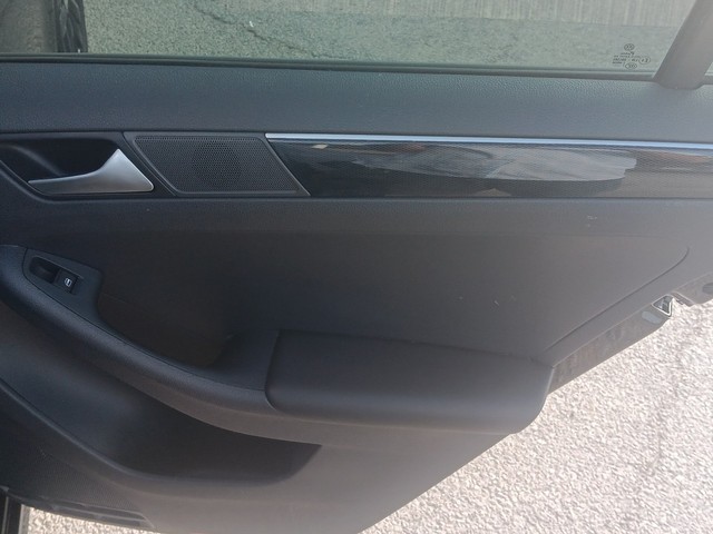 Volkswagen Jetta Vehicle Full-screen Gallery Image 11