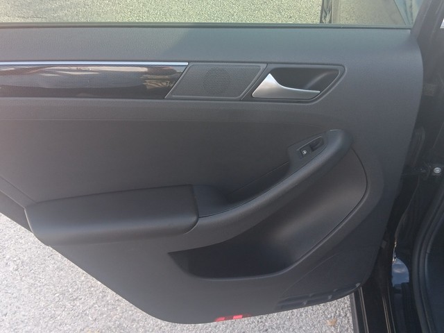 Volkswagen Jetta Vehicle Full-screen Gallery Image 13