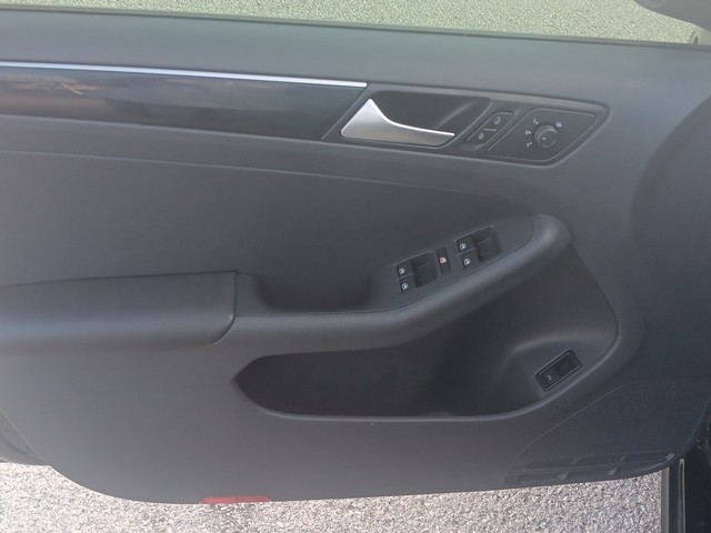 Volkswagen Jetta Vehicle Full-screen Gallery Image 15