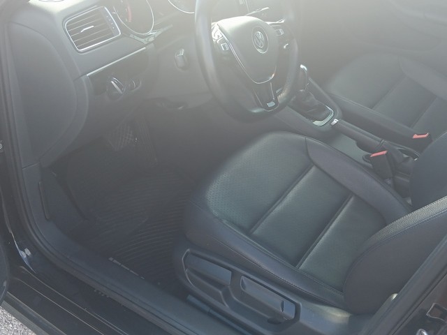 Volkswagen Jetta Vehicle Full-screen Gallery Image 16