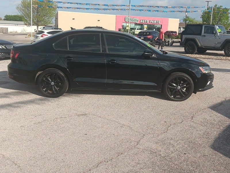 Volkswagen Jetta Vehicle Full-screen Gallery Image 2