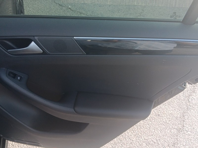 Volkswagen Jetta Vehicle Full-screen Gallery Image 11