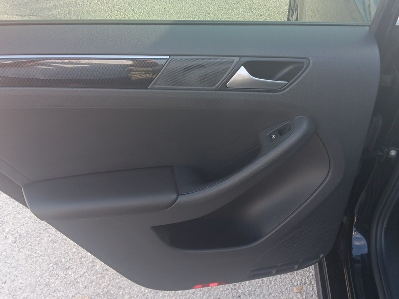 Volkswagen Jetta Vehicle Full-screen Gallery Image 13