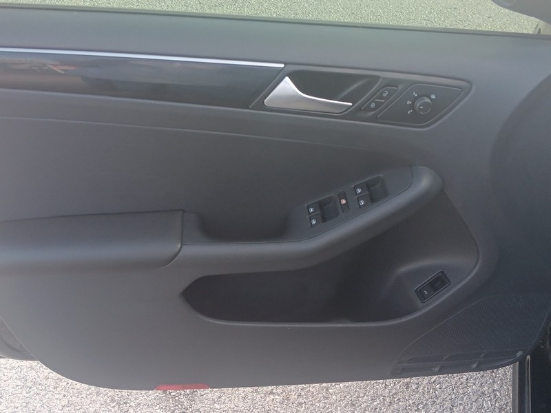 Volkswagen Jetta Vehicle Full-screen Gallery Image 15