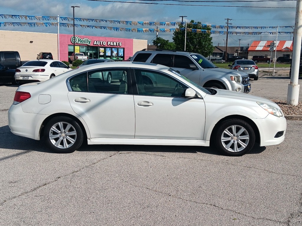 Subaru Legacy Vehicle Full-screen Gallery Image 2